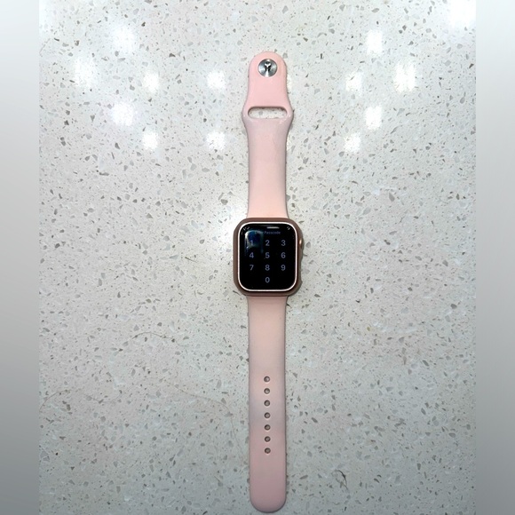 Apple Watch GPS+ Cellular. NIKE SE. Apple Watch GPS+ Cellular. NIKE SE.